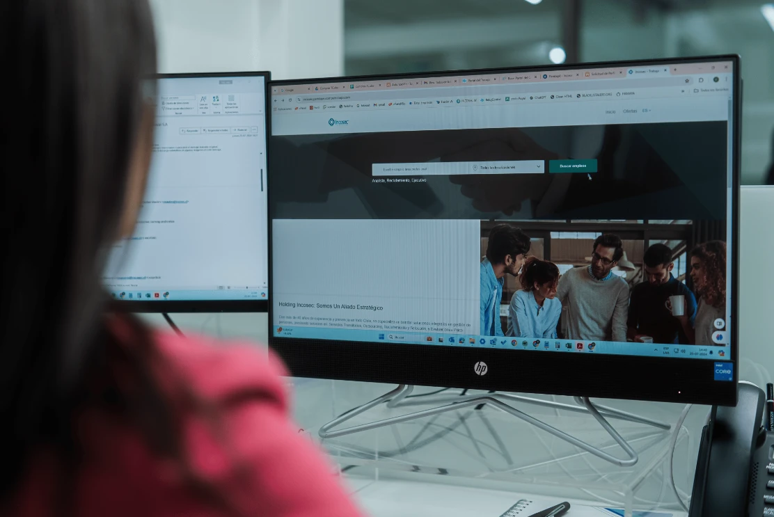 Profesional revisando la plataforma de empleos de Incosec