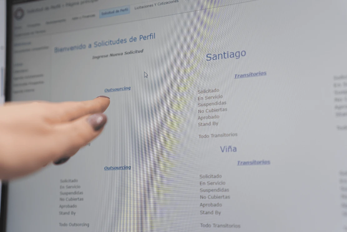 Profesional consultando solicitudes en la plataforma interna de Incosec